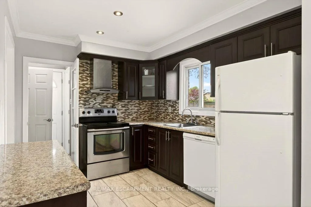Photo 8 of 120 Chilton Drive, Hamilton, Stoney Creek Mountain — HOMEH