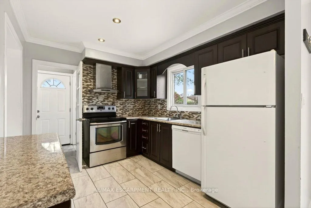 Photo 9 of 120 Chilton Drive, Hamilton, Stoney Creek Mountain — HOMEH