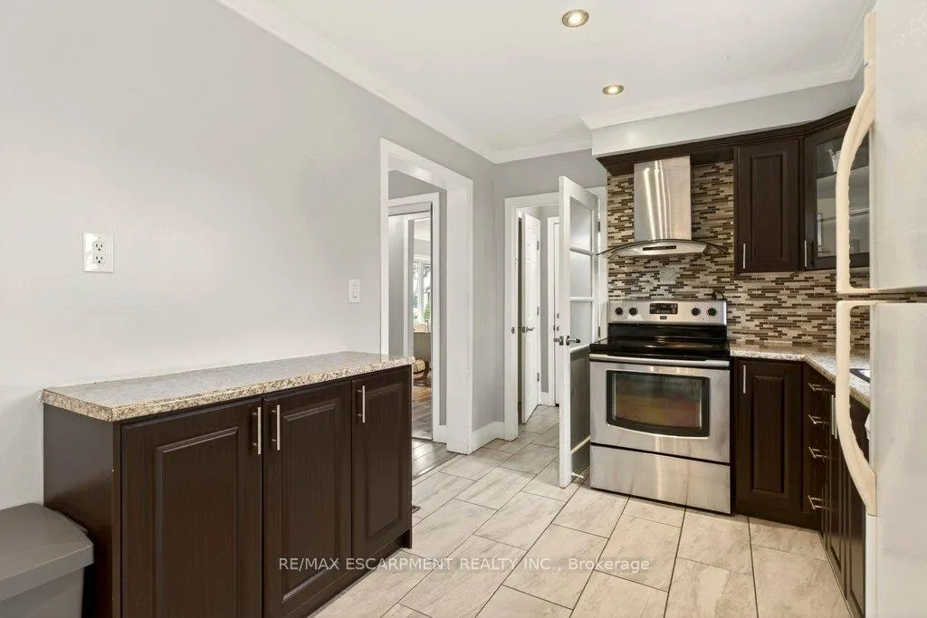 Photo 10 of 120 Chilton Drive, Hamilton, Stoney Creek Mountain — HOMEH