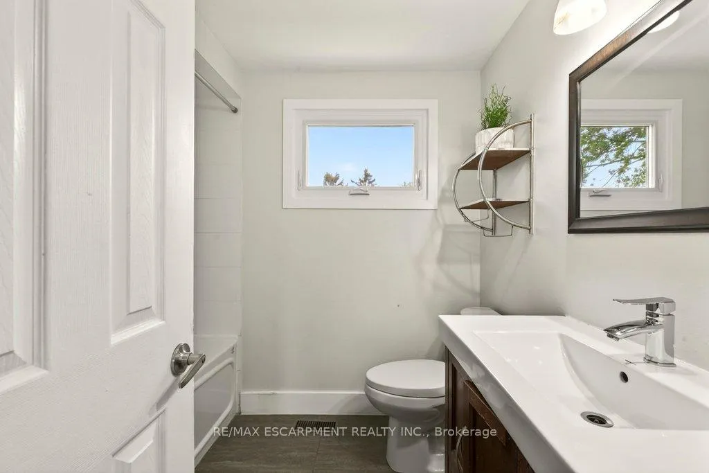 Photo 13 of 120 Chilton Drive, Hamilton, Stoney Creek Mountain — HOMEH