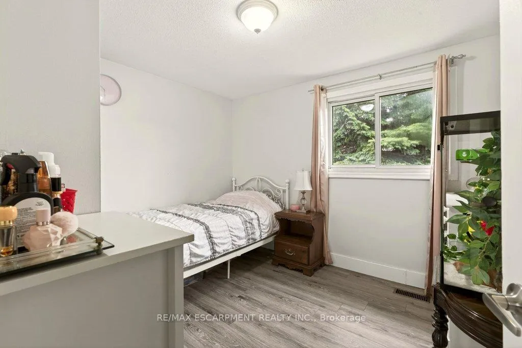 Photo 17 of 120 Chilton Drive, Hamilton, Stoney Creek Mountain — HOMEH