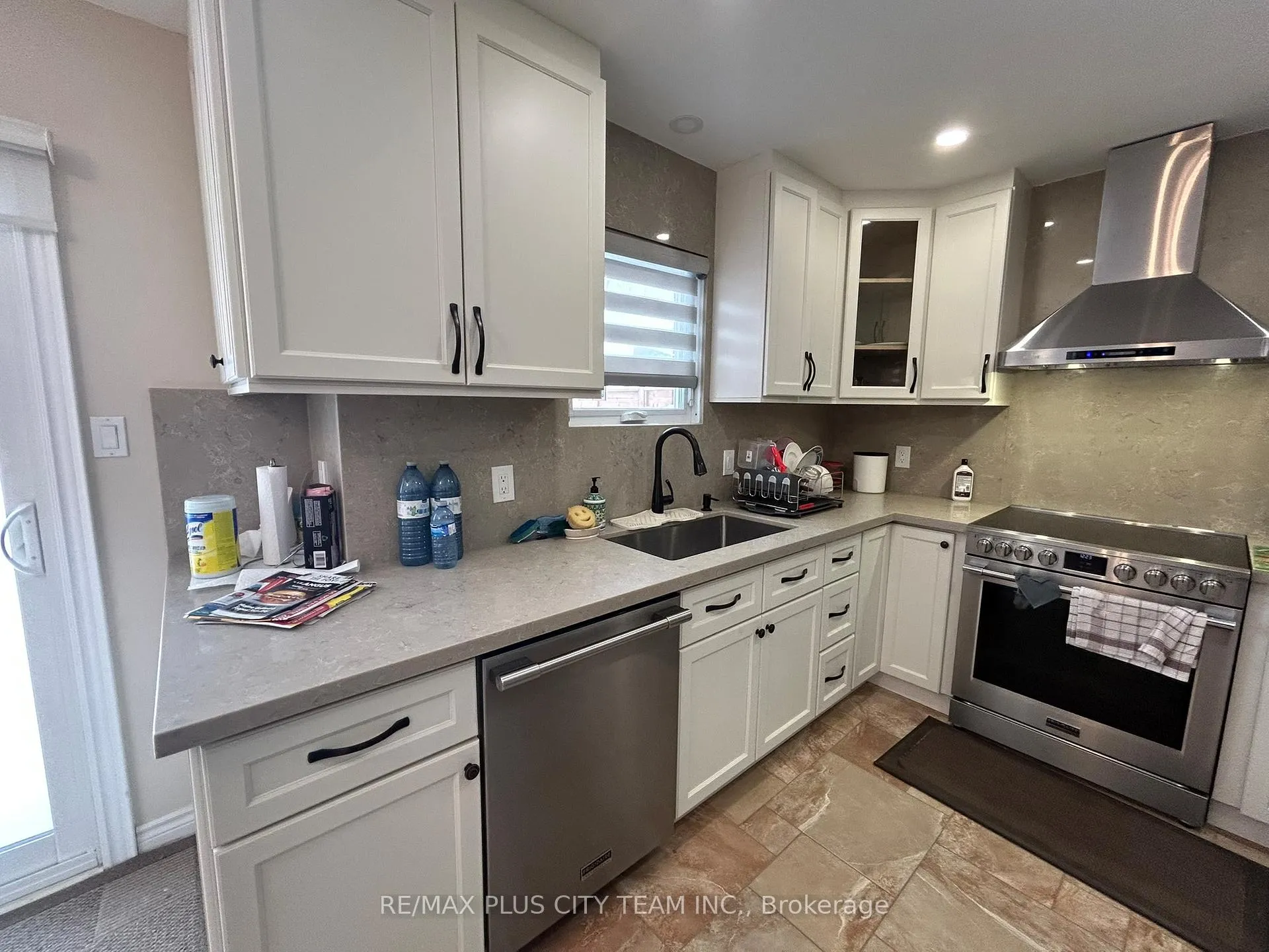 Photo 9 of 506 Dicenzo Drive, Hamilton, Ryckmans — HOMEH
