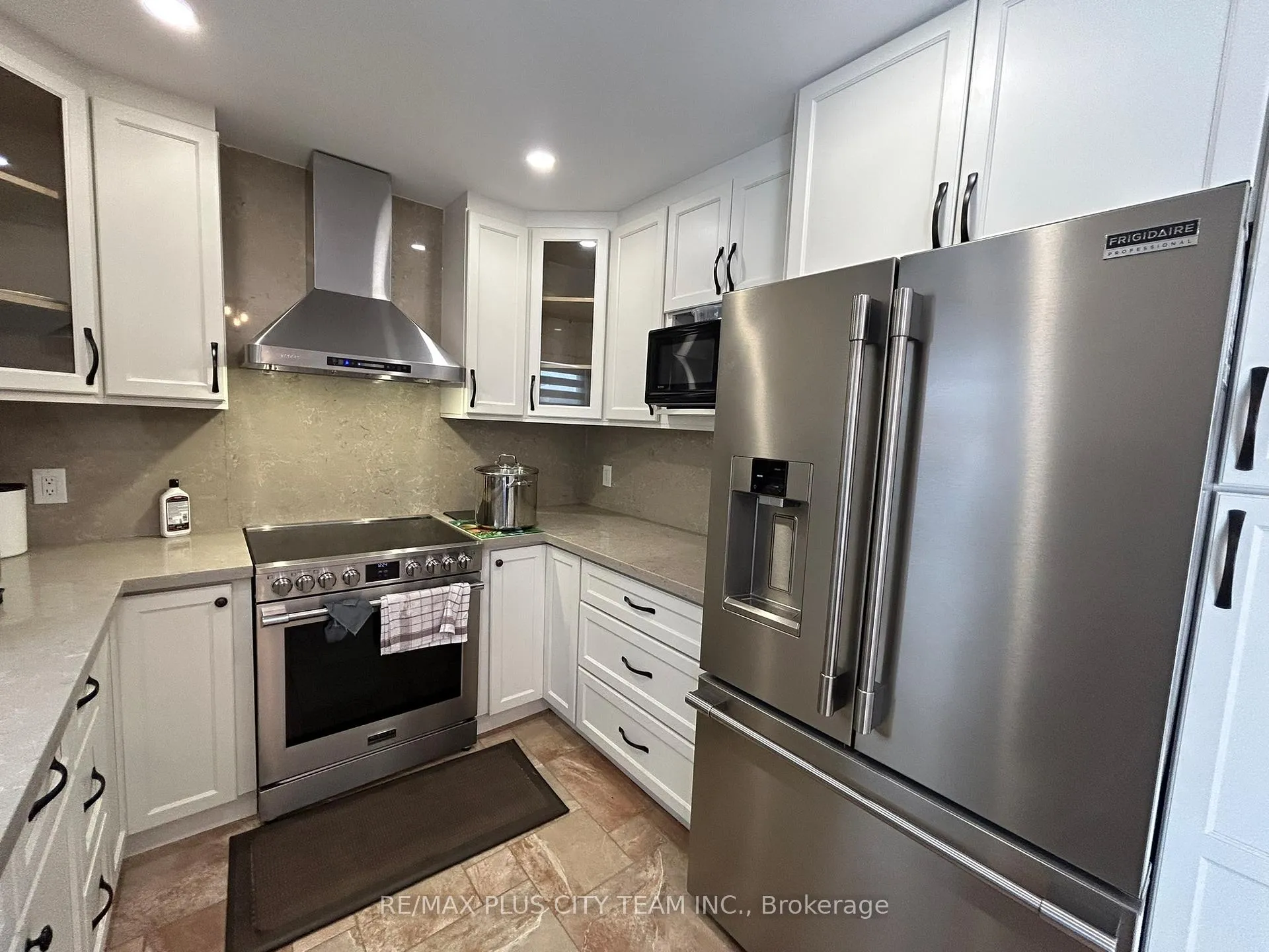 Photo 10 of 506 Dicenzo Drive, Hamilton, Ryckmans — HOMEH