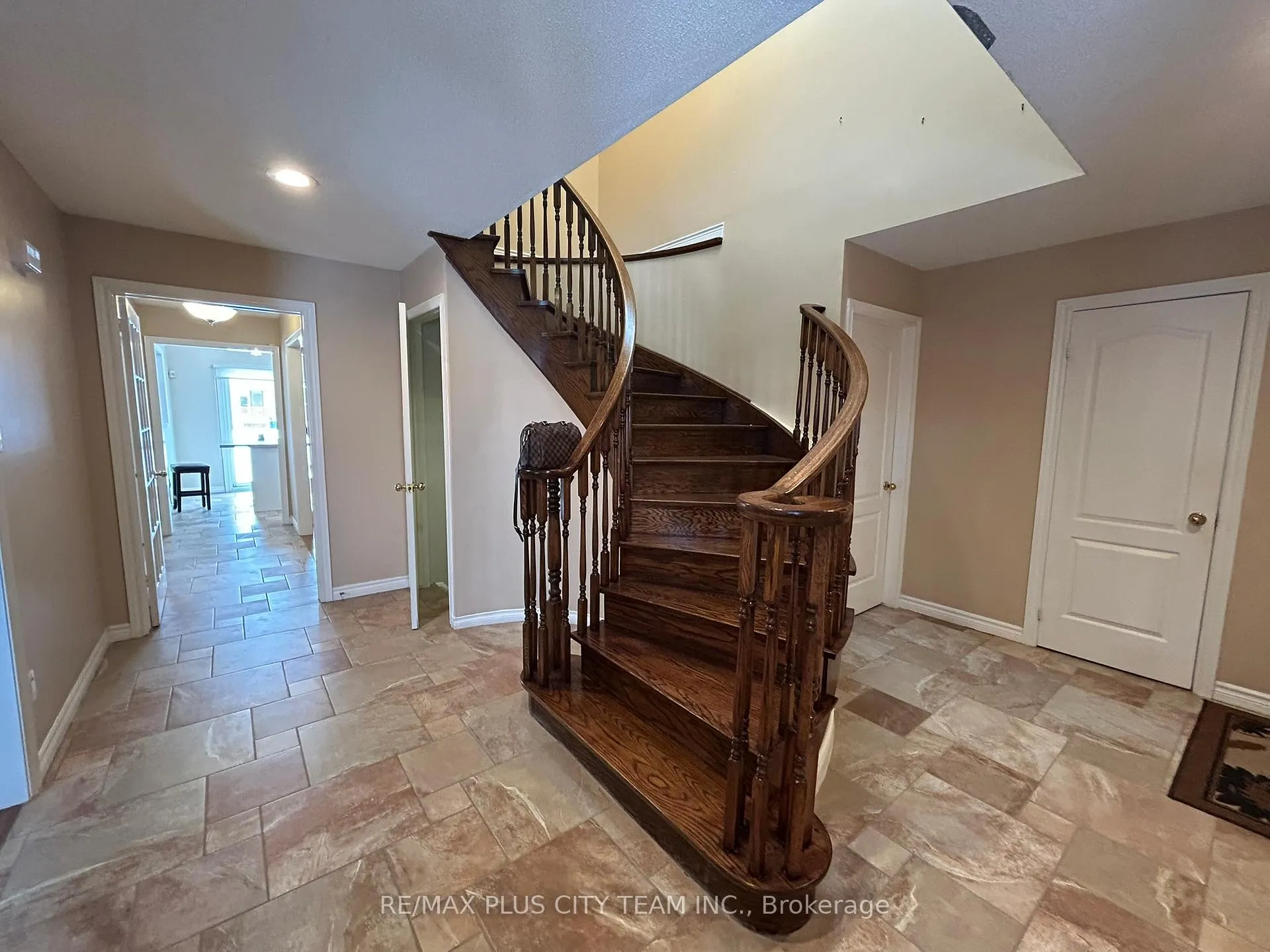 Photo 14 of 506 Dicenzo Drive, Hamilton, Ryckmans — HOMEH