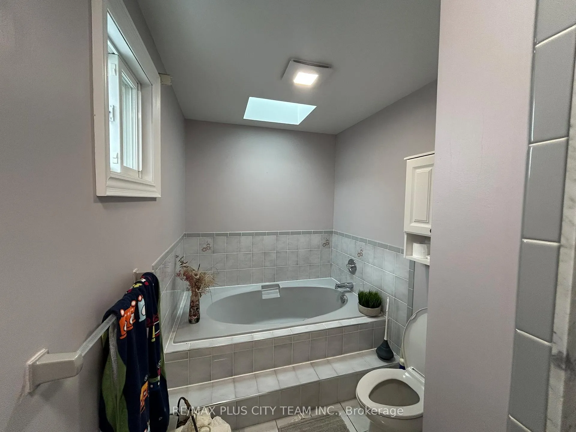 Photo 21 of 506 Dicenzo Drive, Hamilton, Ryckmans — HOMEH