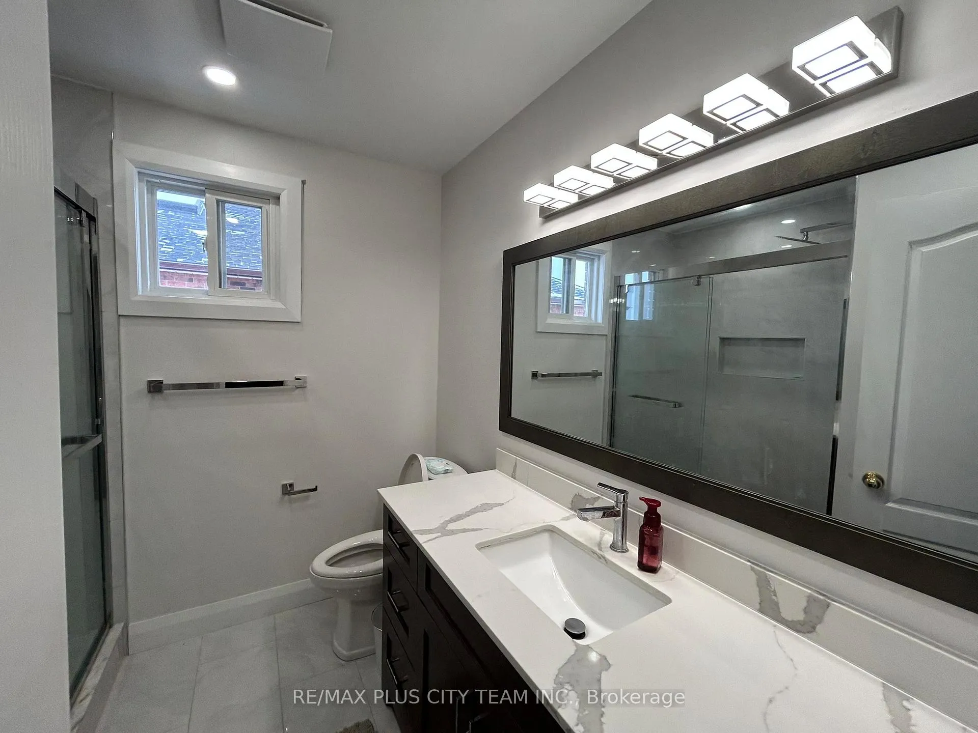 Photo 23 of 506 Dicenzo Drive, Hamilton, Ryckmans — HOMEH