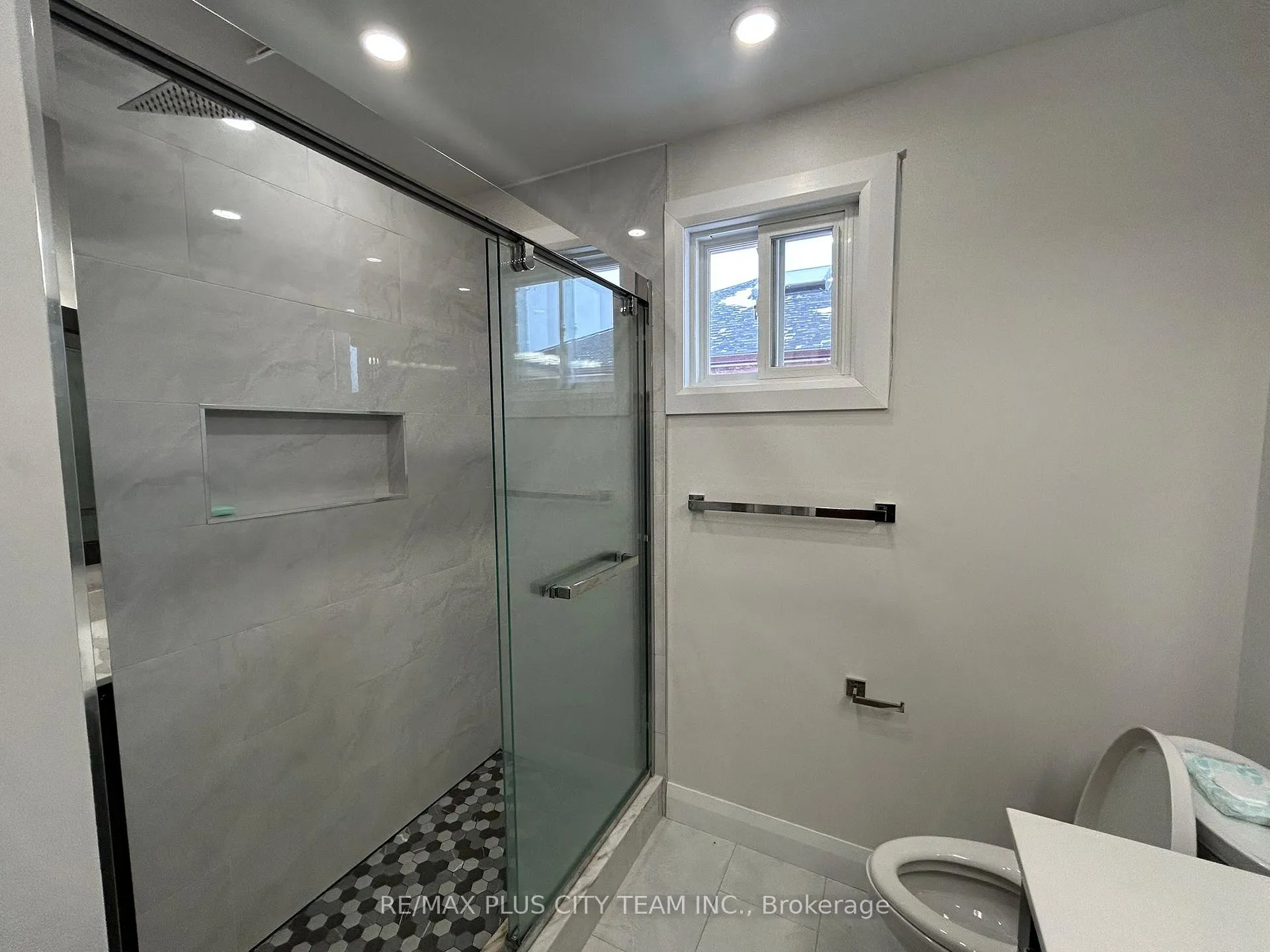 Photo 24 of 506 Dicenzo Drive, Hamilton, Ryckmans — HOMEH