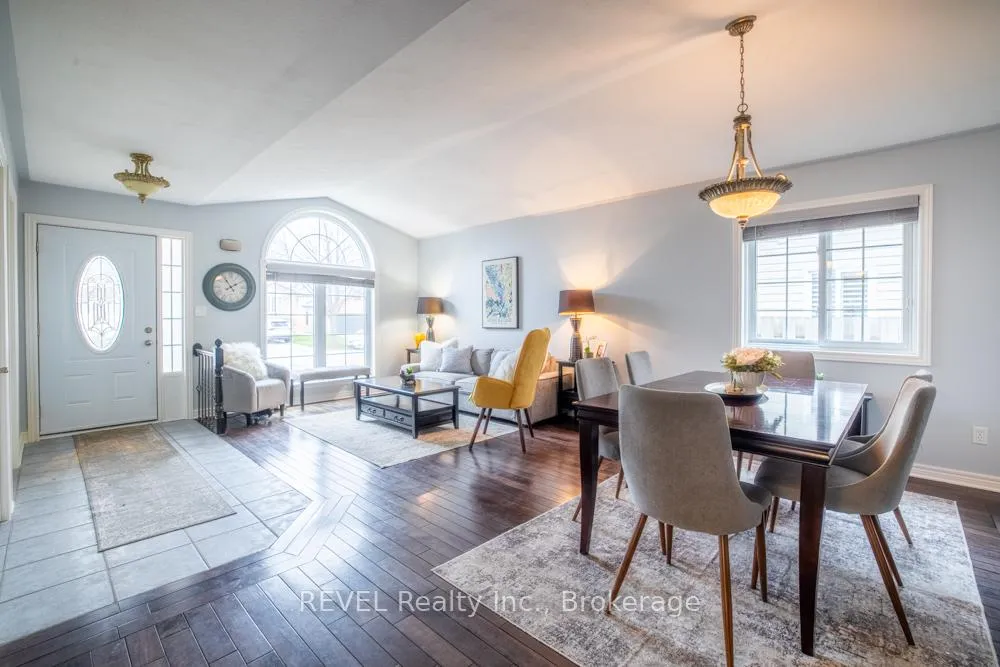 Photo 3 of 8205 Harvest Crescent, Niagara Falls, Ascot — HOMEH