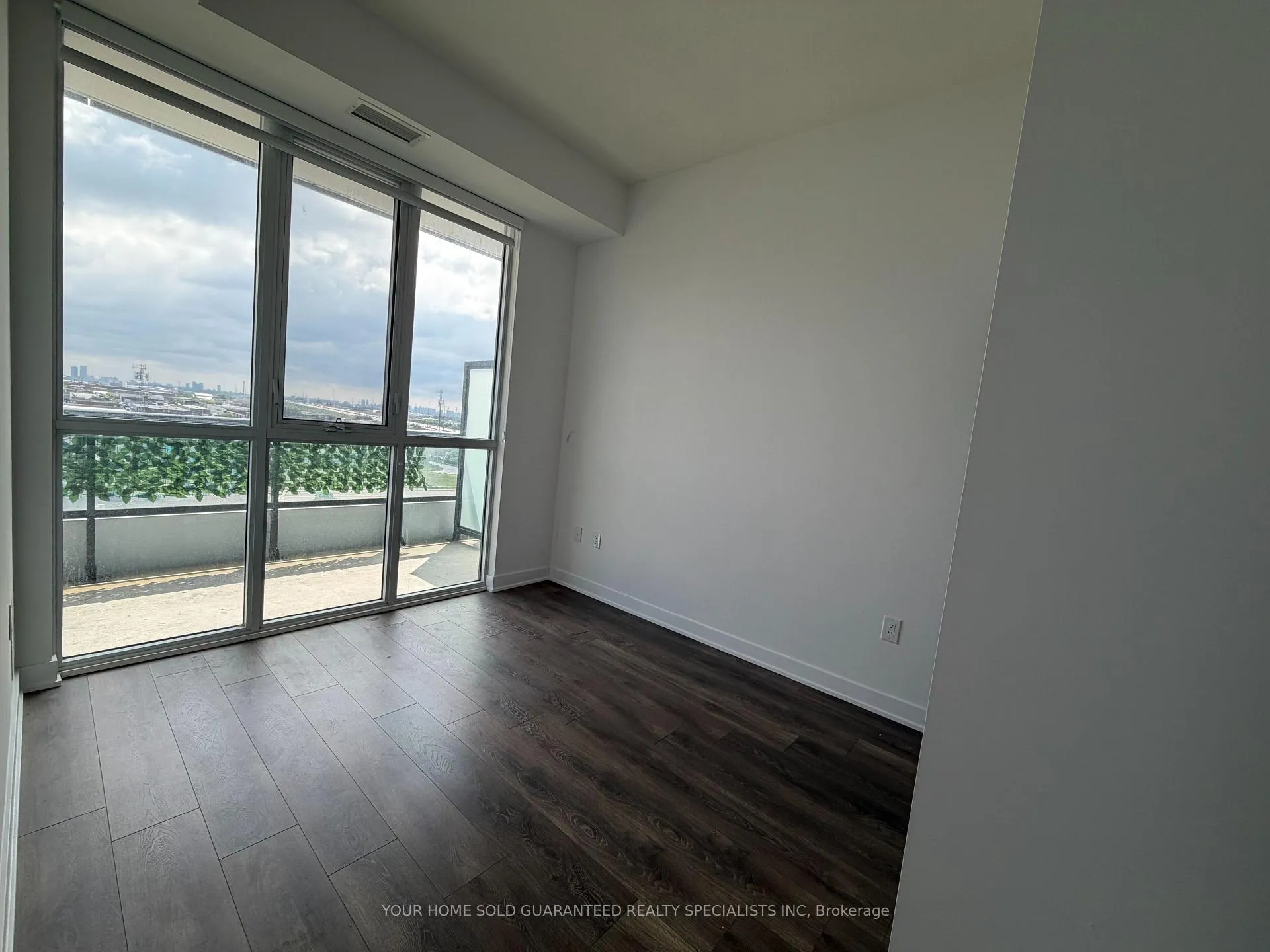 Photo 4 of Unit 1012, 60 Honeycrisp Crescent, Vaughan, Concord — HOMEH