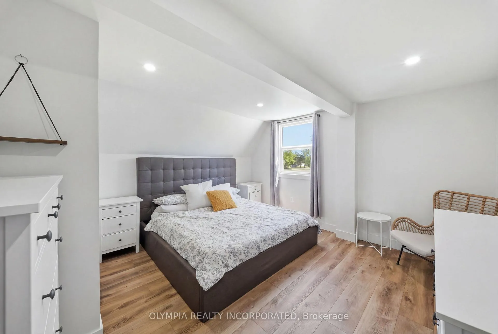 Photo 12 of 8131 Ridge Road, Niagara Falls, Schisler — HOMEH