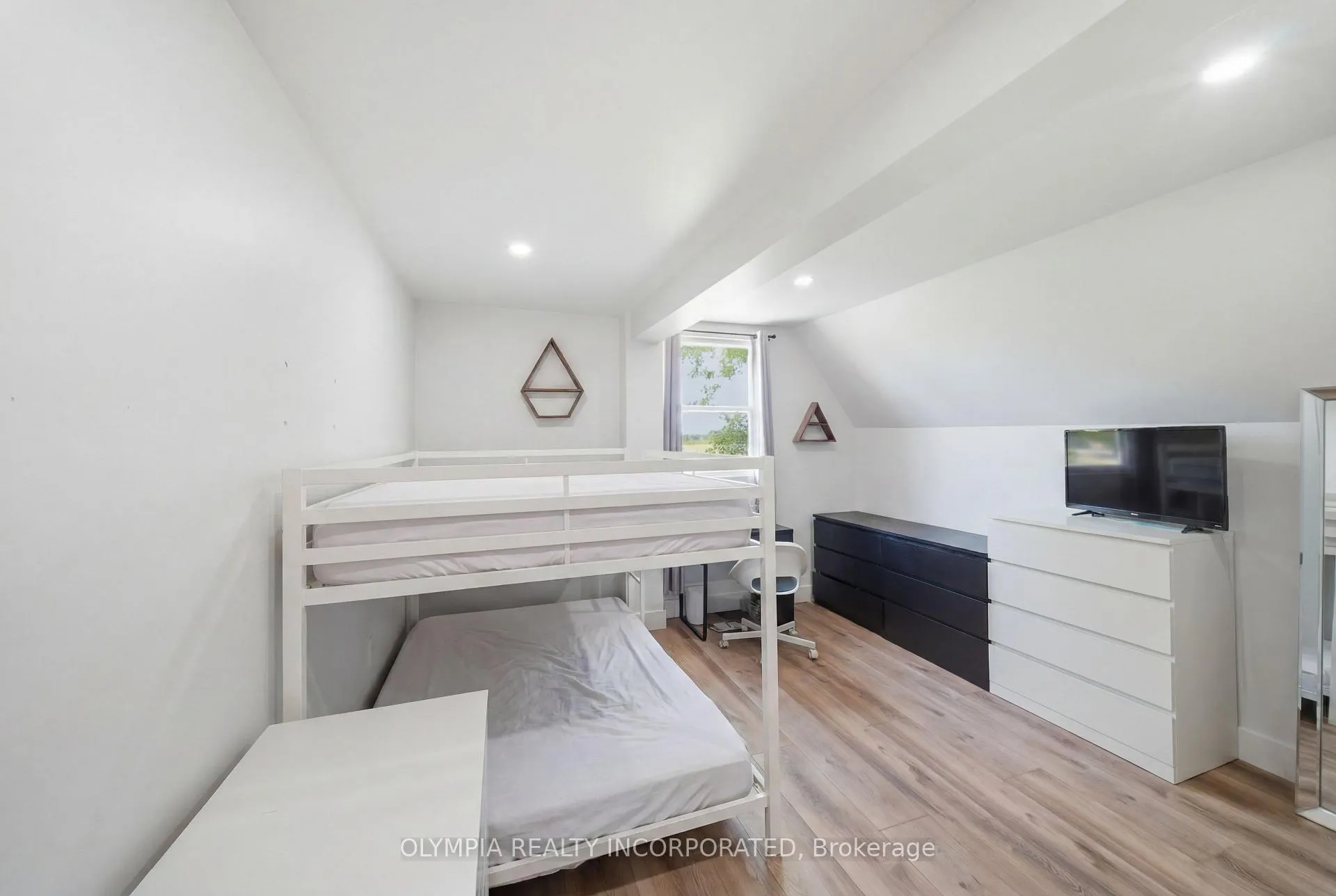Photo 17 of 8131 Ridge Road, Niagara Falls, Schisler — HOMEH