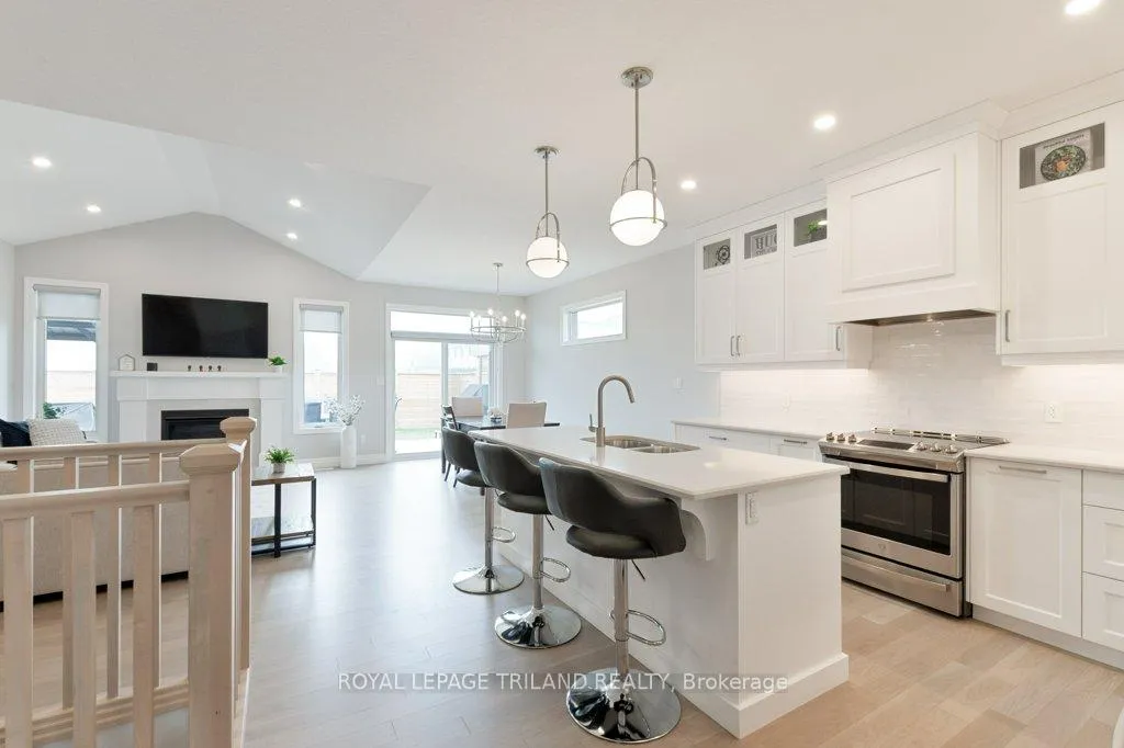 Photo 7 of 252 Renaissance Drive, St. Thomas — HOMEH