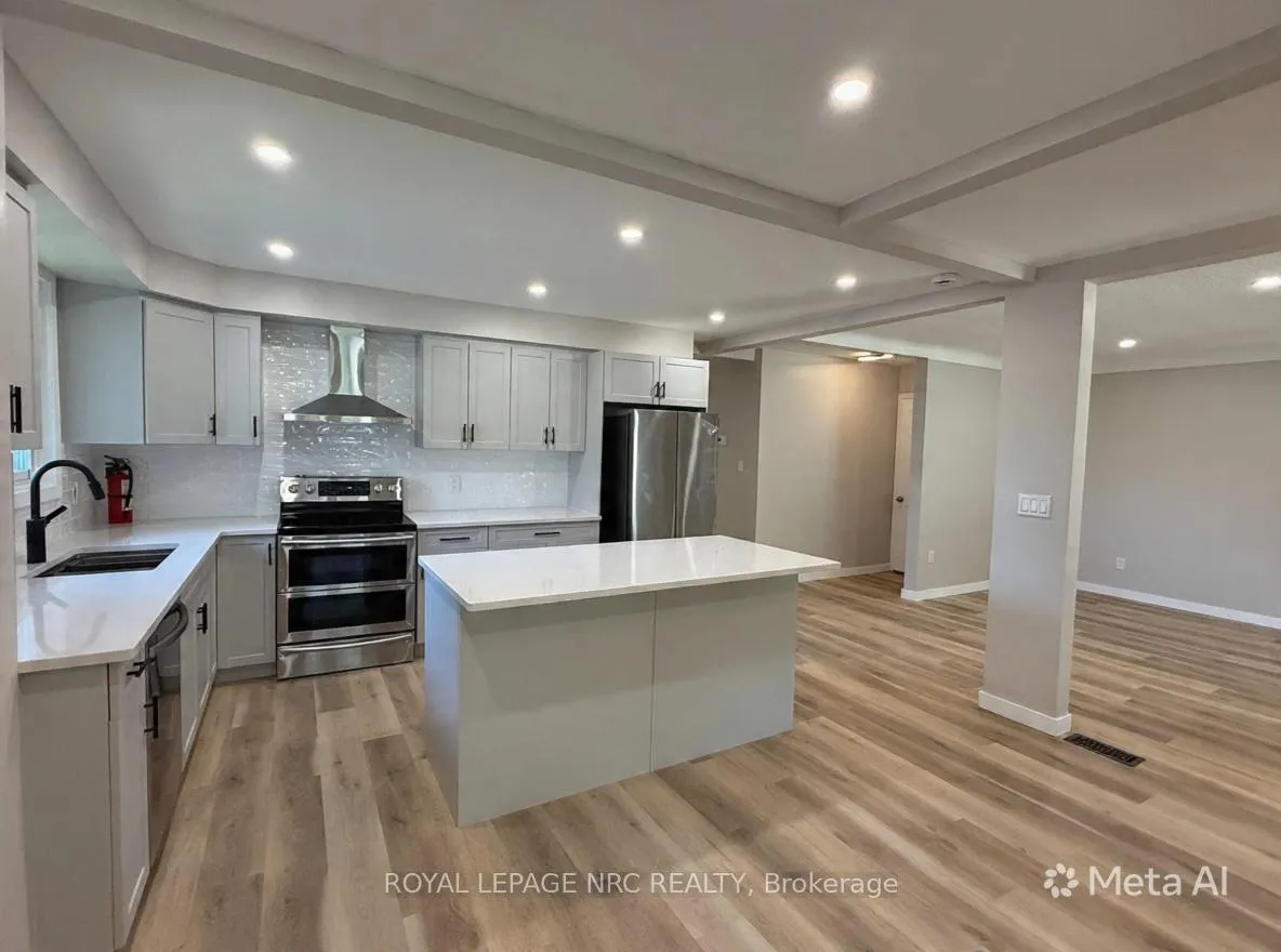 Photo 3 of 10 (Main floor) Dundas Crescent, St. Catharines, Burleigh Hill — HOMEH