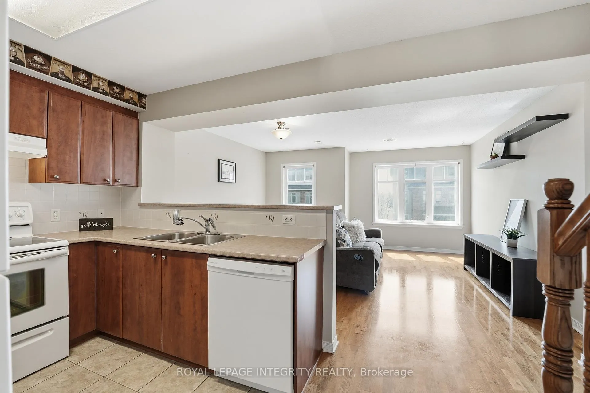 Photo 3 of Unit 11, 642 Reardon Private, Ottawa, Heron Gate/Industrial Park — HOMEH