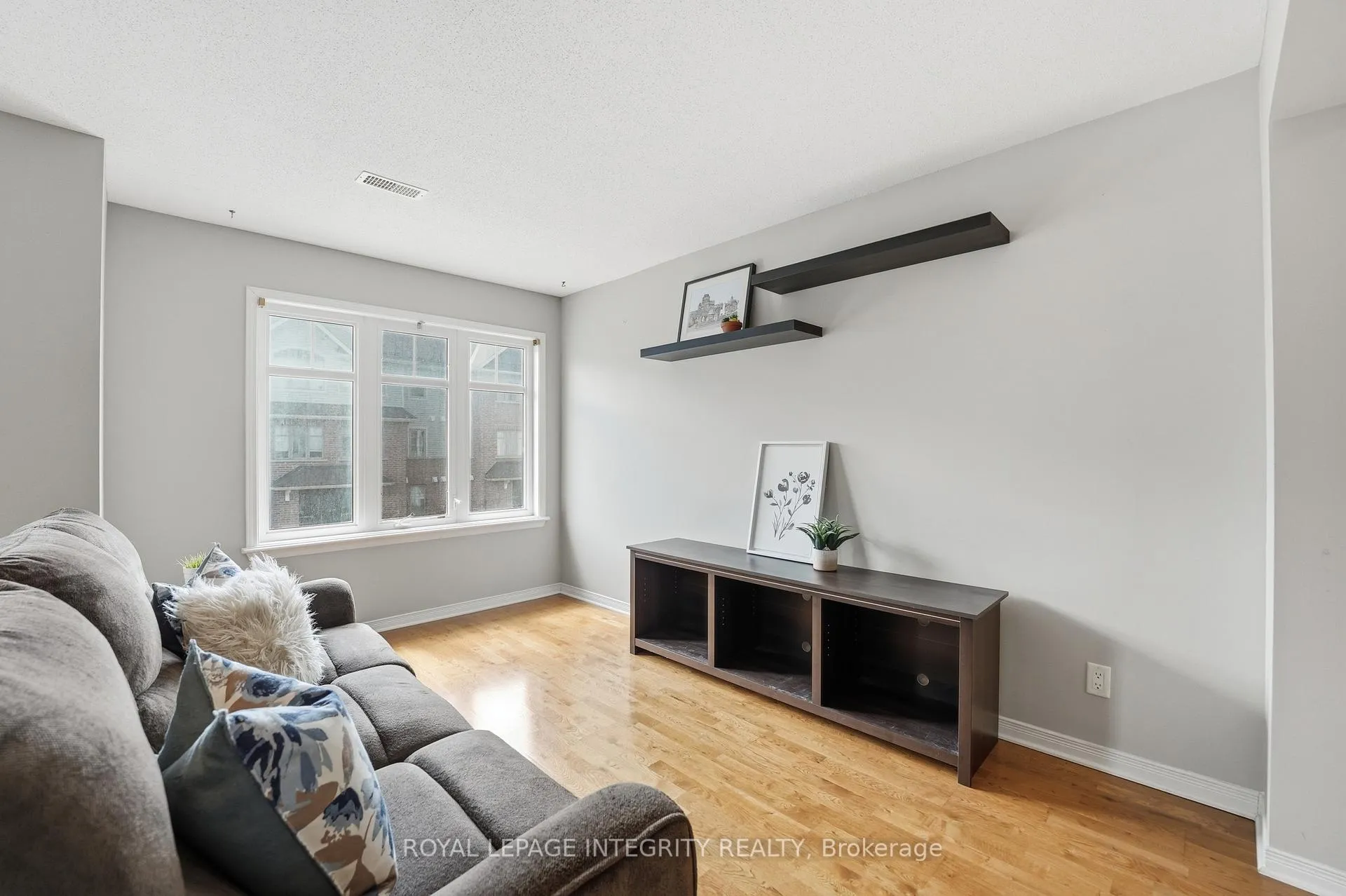 Photo 10 of Unit 11, 642 Reardon Private, Ottawa, Heron Gate/Industrial Park — HOMEH