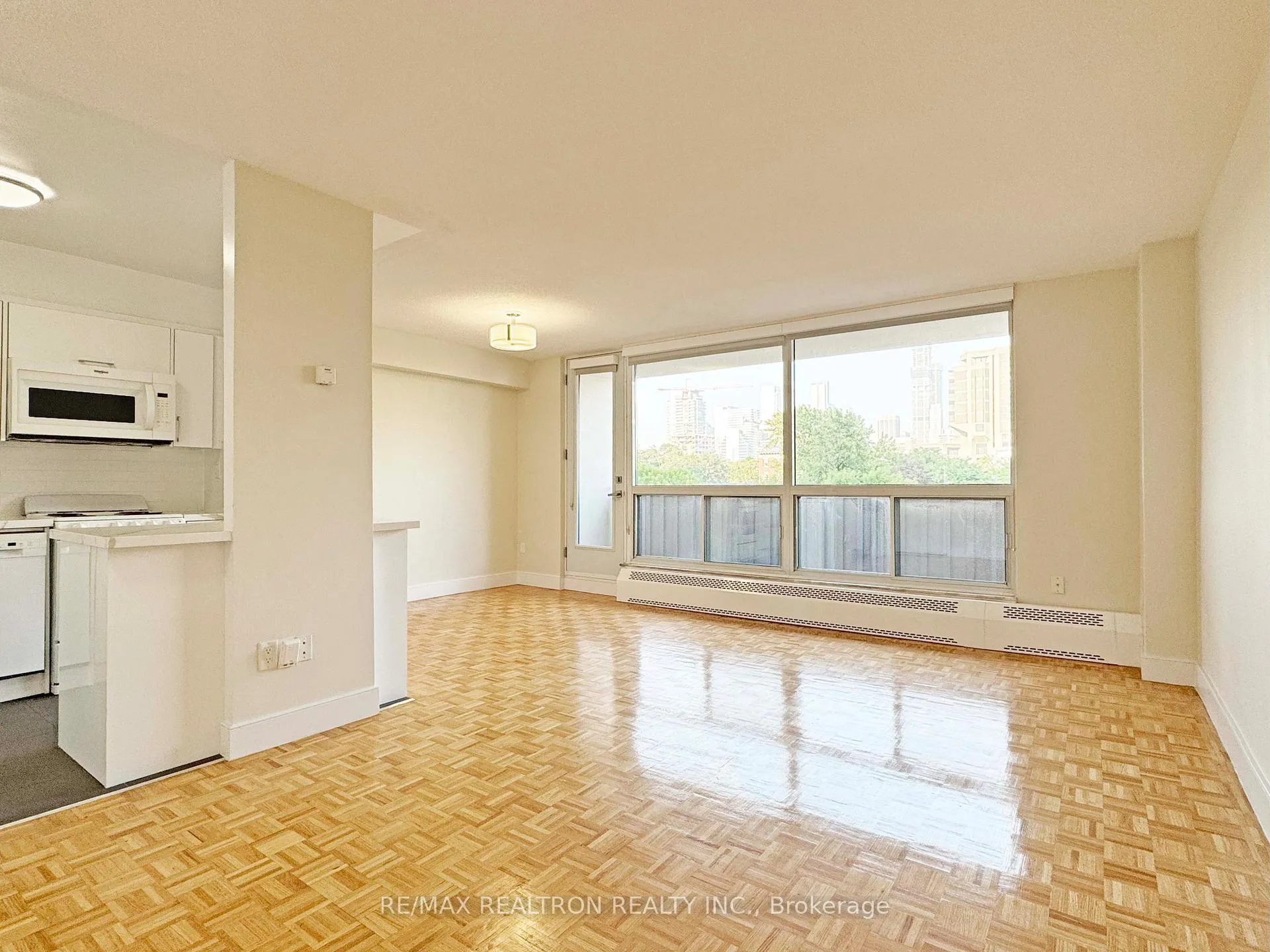Photo 4 of Unit 710, 666 Spadina Avenue, Toronto, University — HOMEH