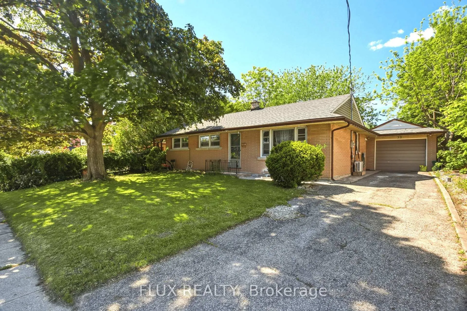 Photo 1 of 32 Close Avenue, Cambridge, Christopher-Champlain — HOMEH