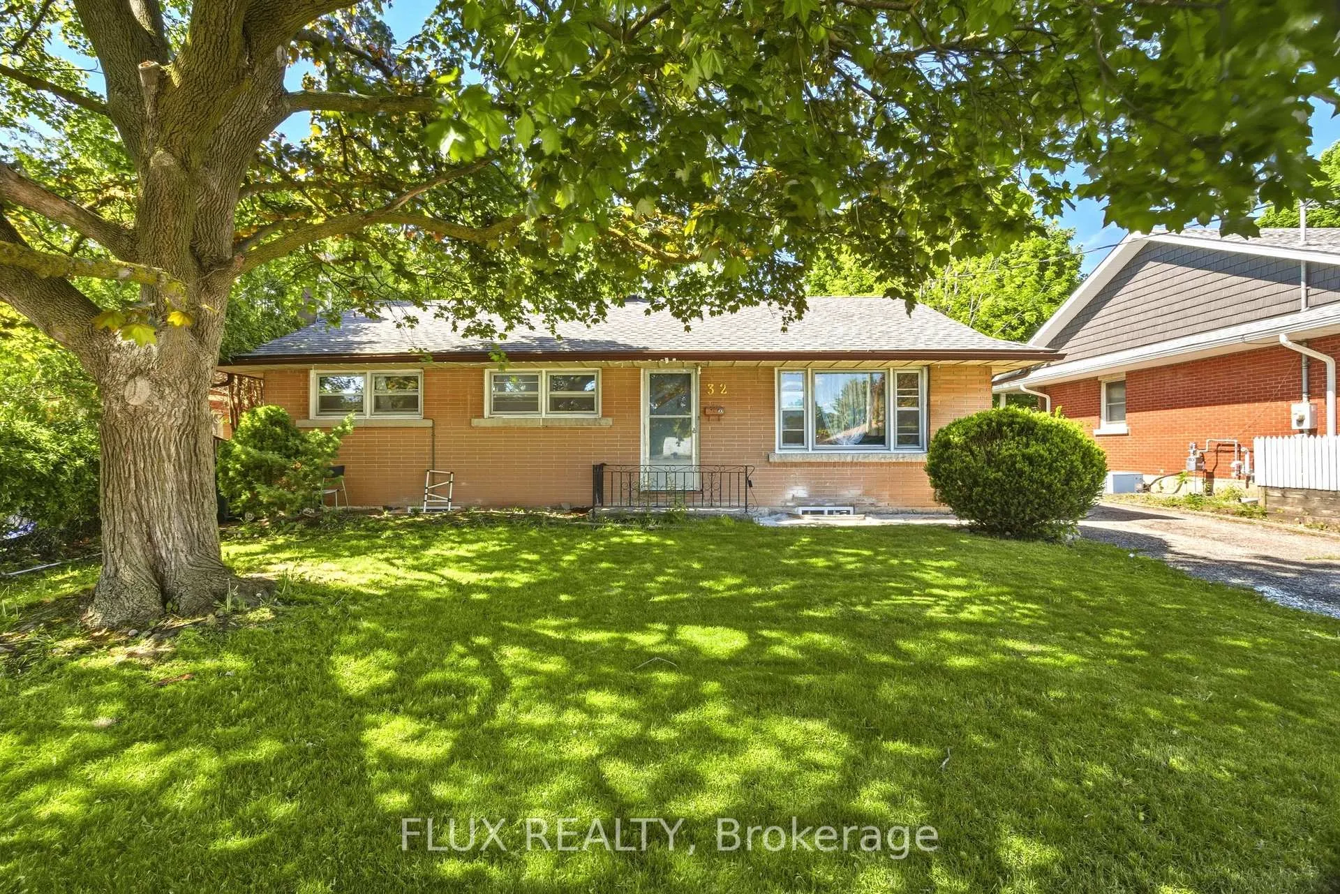Photo 2 of 32 Close Avenue, Cambridge, Christopher-Champlain — HOMEH