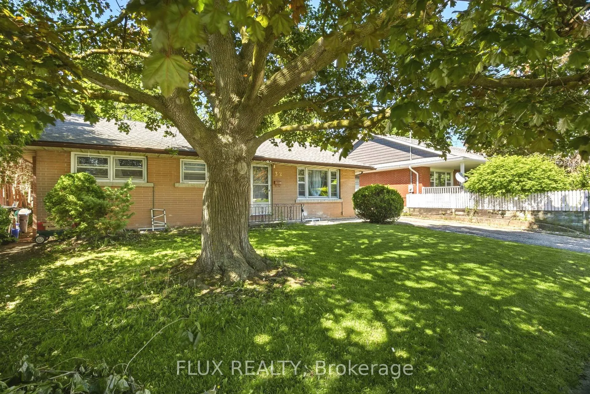 Photo 3 of 32 Close Avenue, Cambridge, Christopher-Champlain — HOMEH
