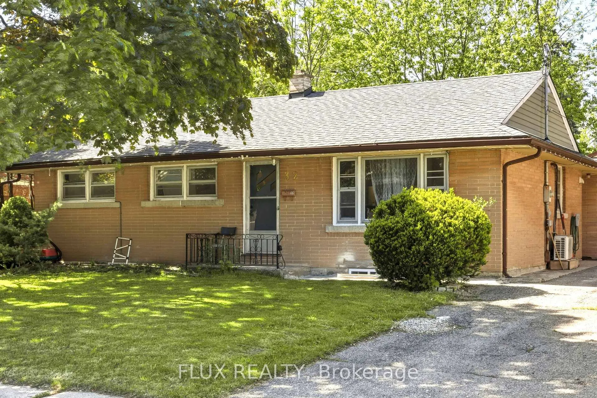 Photo 4 of 32 Close Avenue, Cambridge, Christopher-Champlain — HOMEH