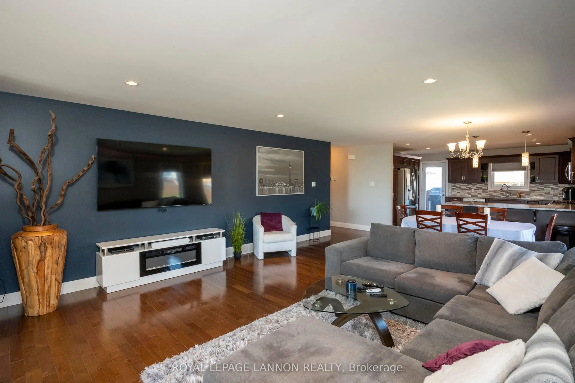 Photo 5 of 218 Sunflower Street, Thunder Bay, John Street North — HOMEH