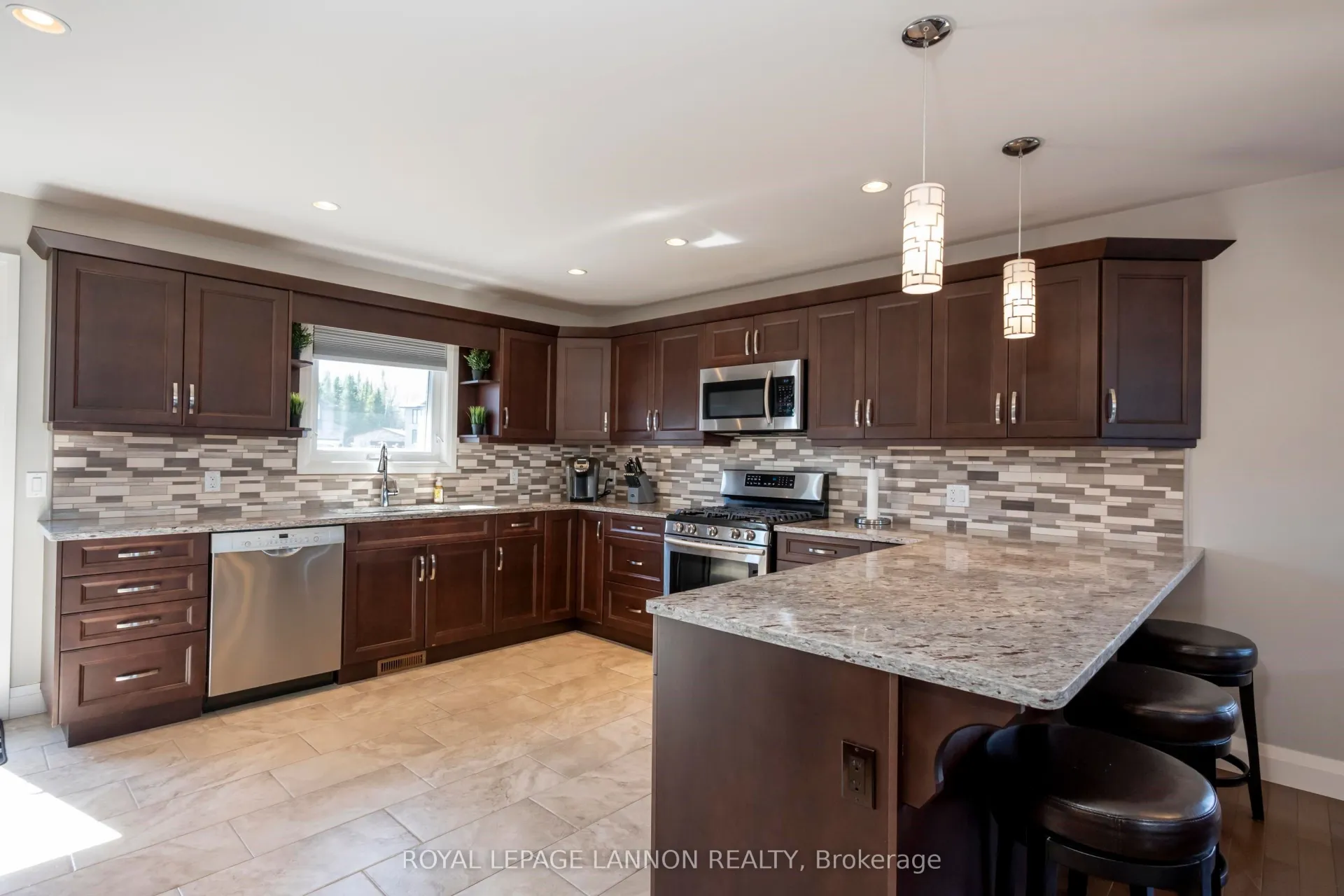 Photo 8 of 218 Sunflower Street, Thunder Bay, John Street North — HOMEH
