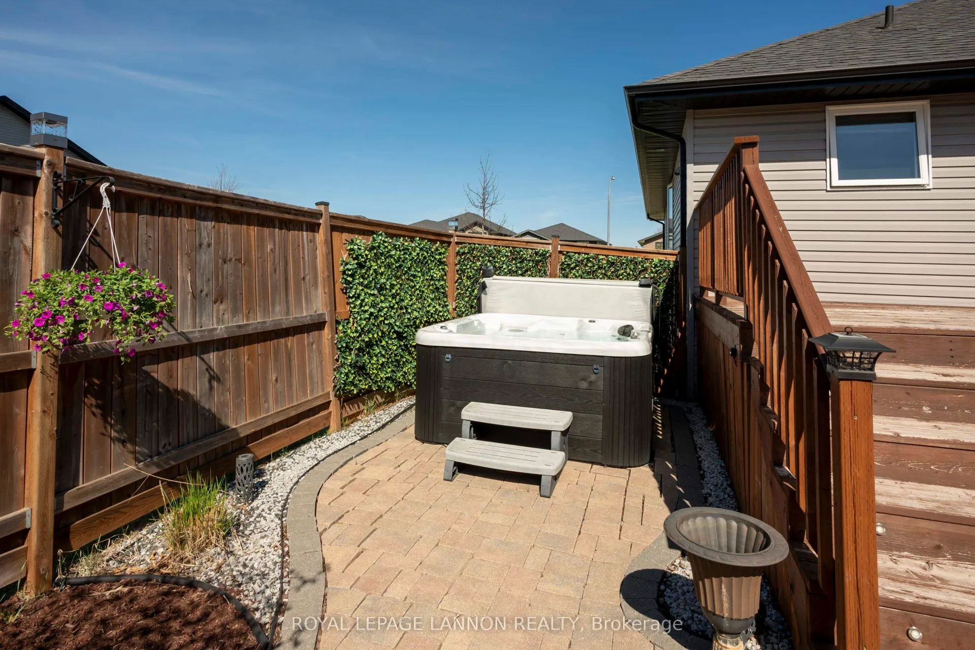 Photo 31 of 218 Sunflower Street, Thunder Bay, John Street North — HOMEH