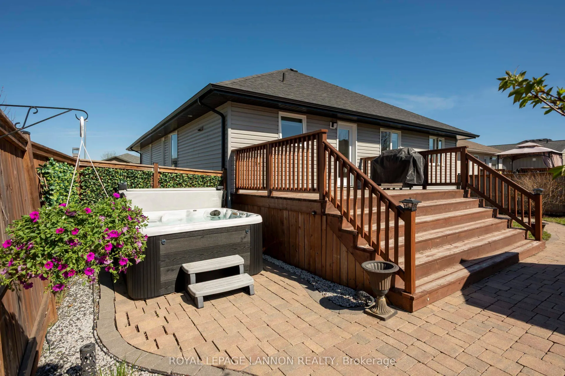 Photo 32 of 218 Sunflower Street, Thunder Bay, John Street North — HOMEH