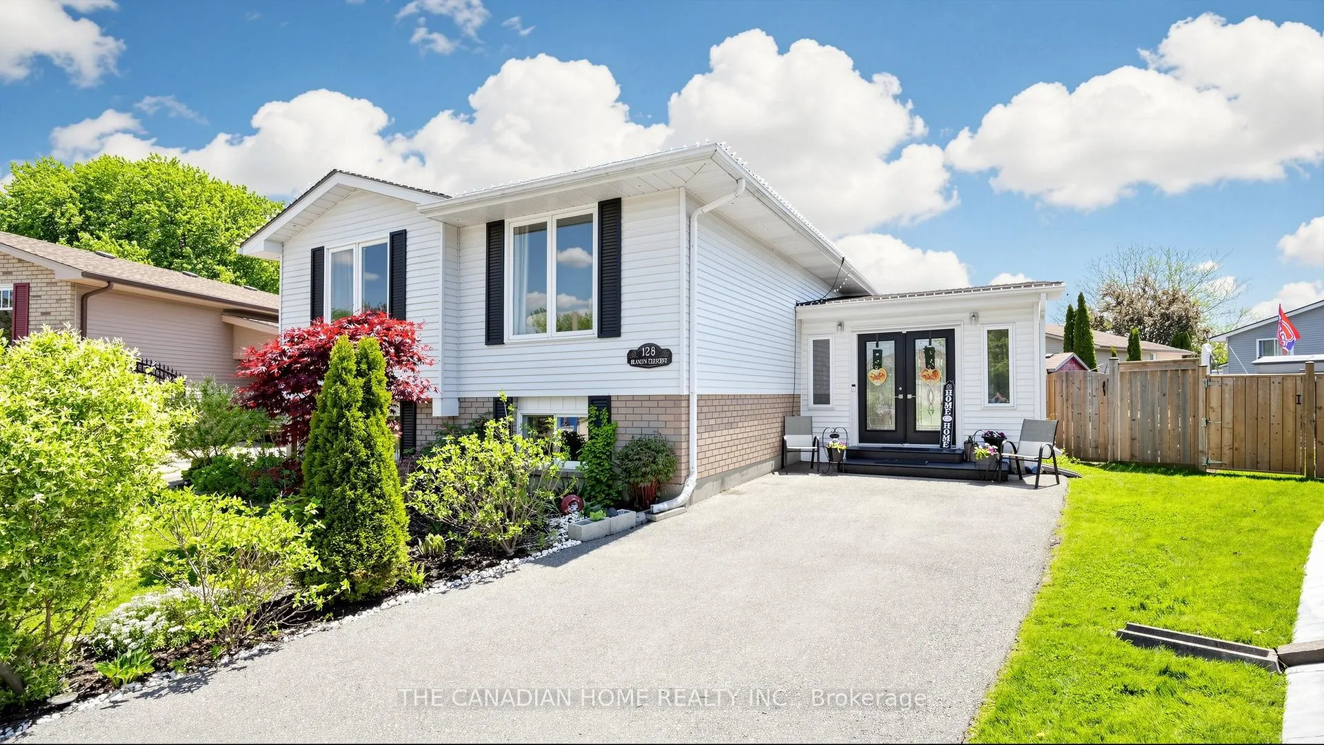 Photo 3 of 128 Branlyn Crescent, Brantford, Lynden Hills — HOMEH