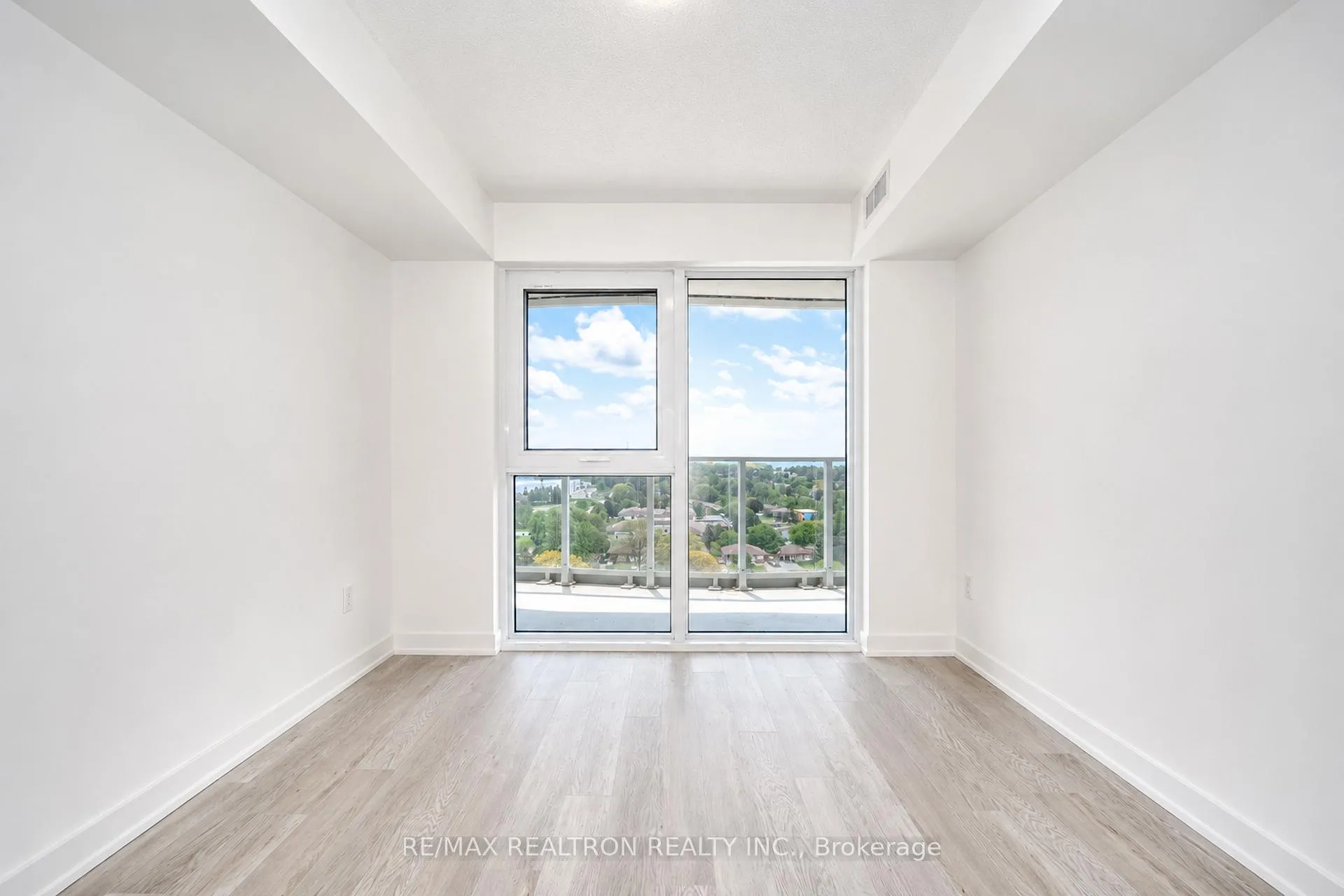 Photo 10 of Unit 1206, 1010 Sandy Beach Road, Pickering, Bay Ridges — HOMEH