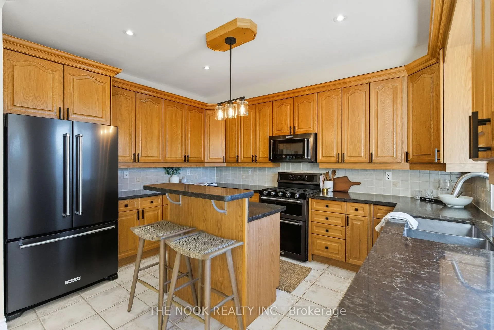 Photo 12 of 42 Bridle Court, Clarington, Courtice — HOMEH