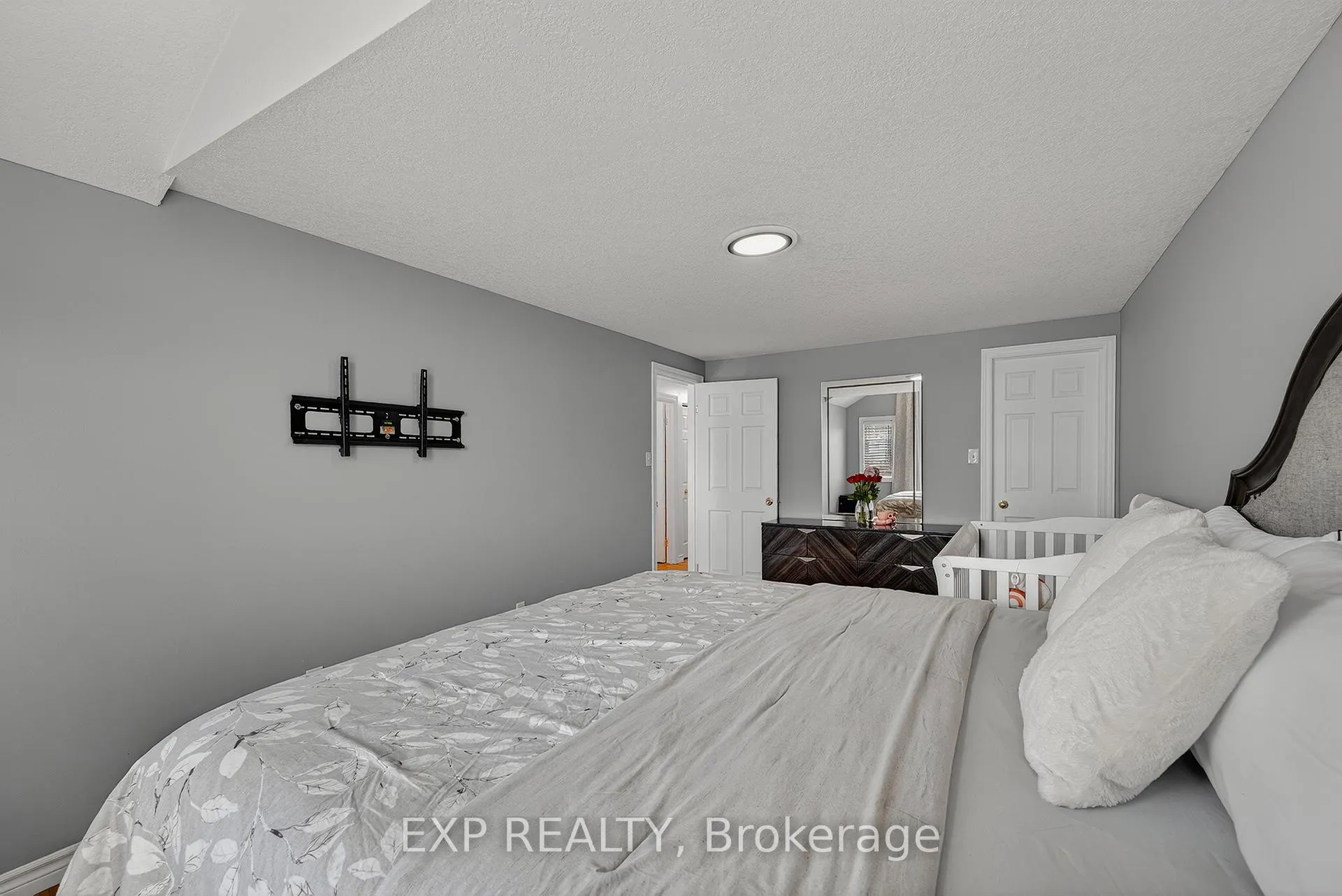 Photo 20 of 512 Snowdrop Court, Kitchener, Larentian West — HOMEH