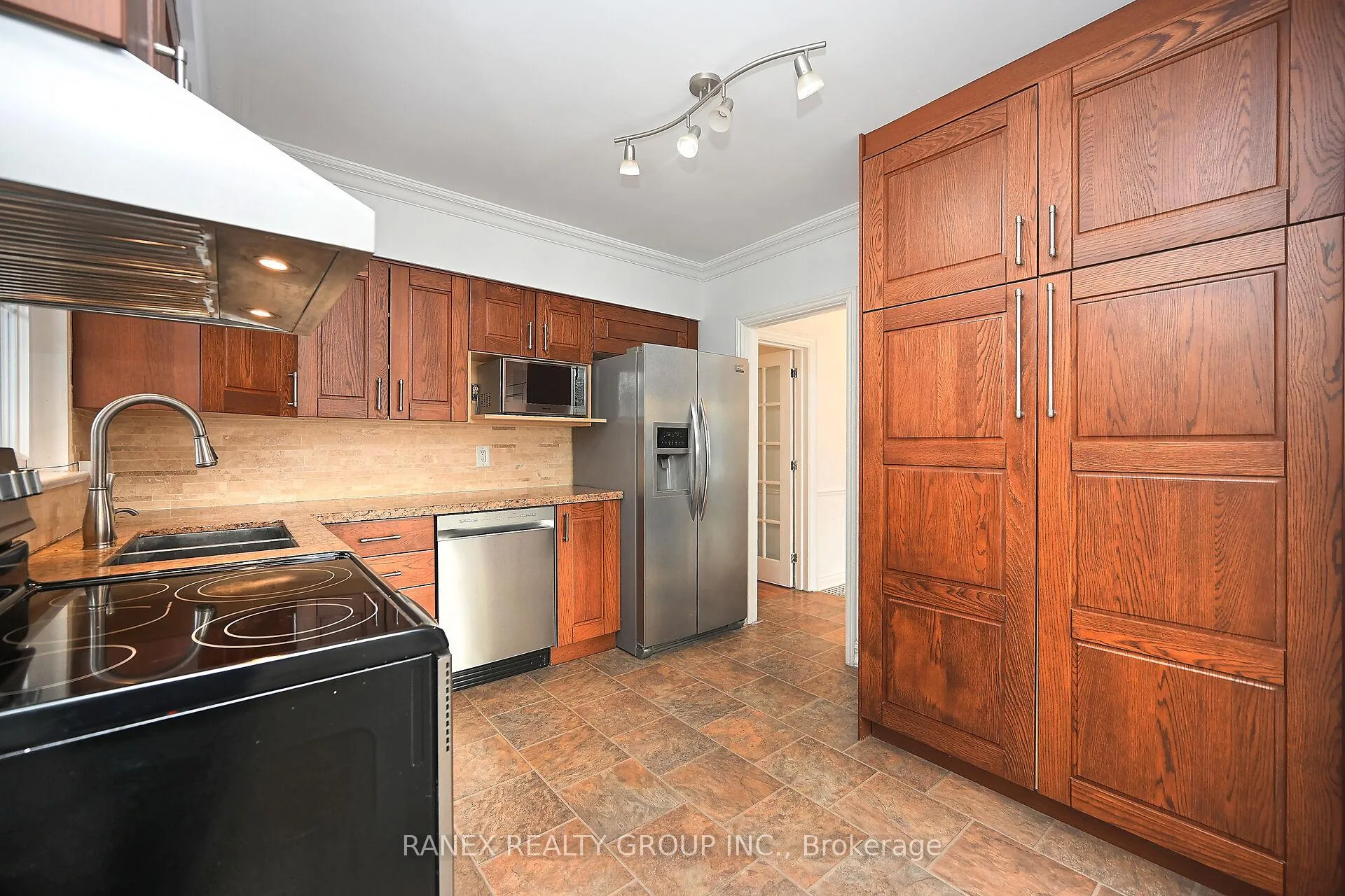Photo 17 of 76 Eldomar Avenue, Brampton, Brampton East — HOMEH