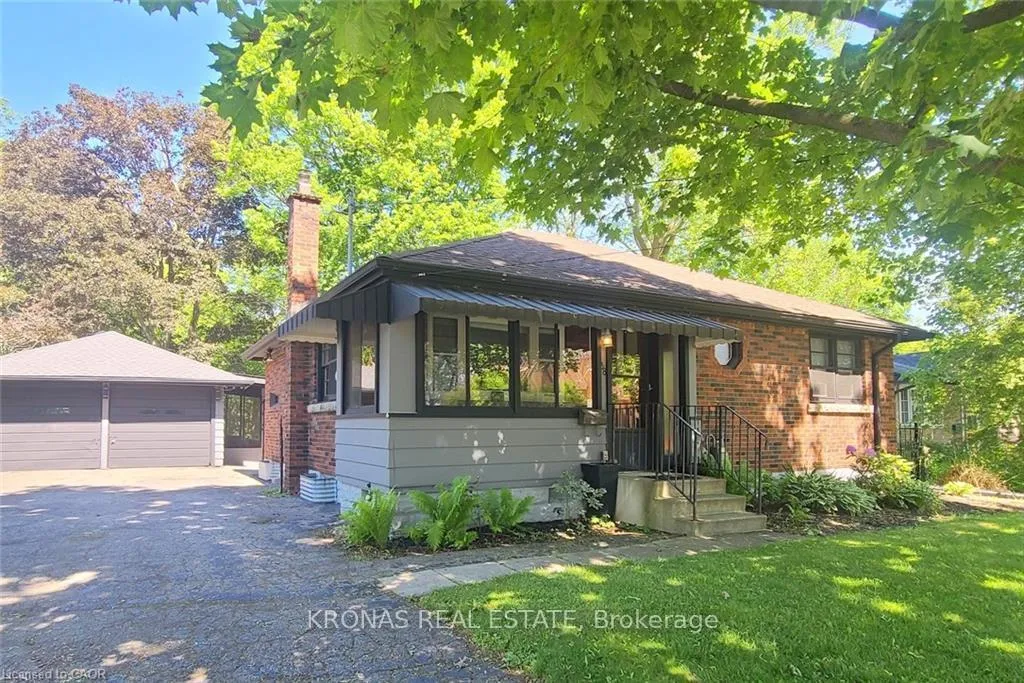 Photo 3 of 38 Helen Street, Hamilton, Dundas — HOMEH