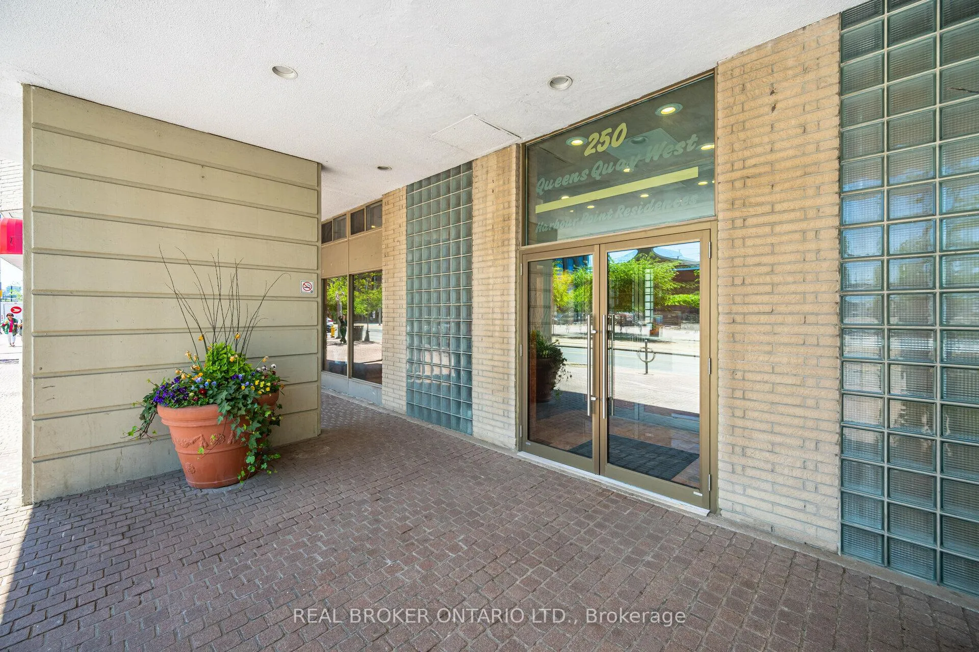 Photo 3 of Unit 604, 250 Queens Quay W, Toronto, Waterfront Communities — HOMEH