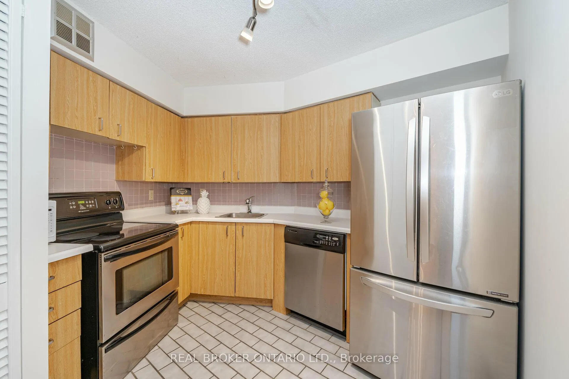 Photo 17 of Unit 604, 250 Queens Quay W, Toronto, Waterfront Communities — HOMEH