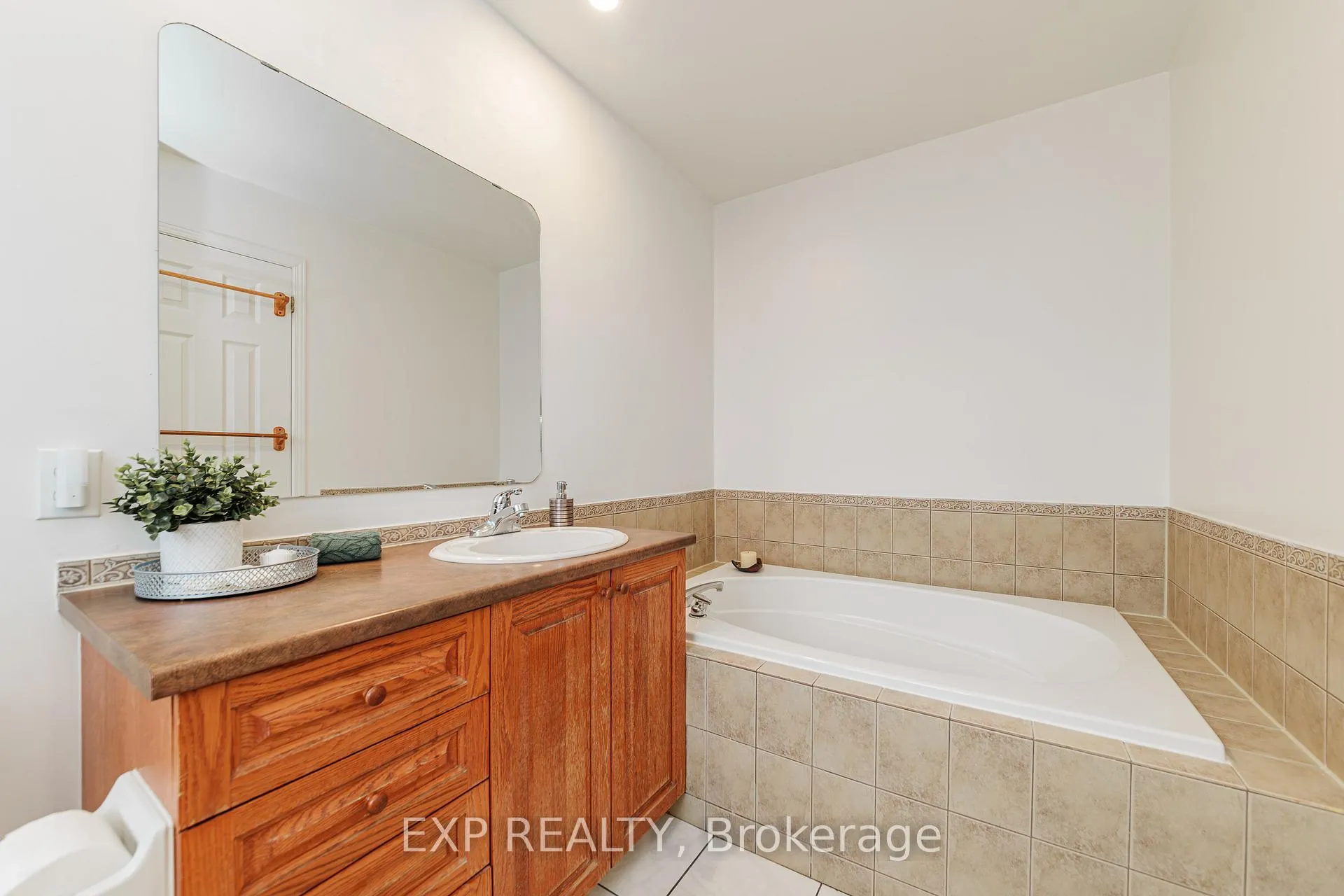 Photo 21 of 569 Aquaview Drive, Ottawa, Avalon East — HOMEH