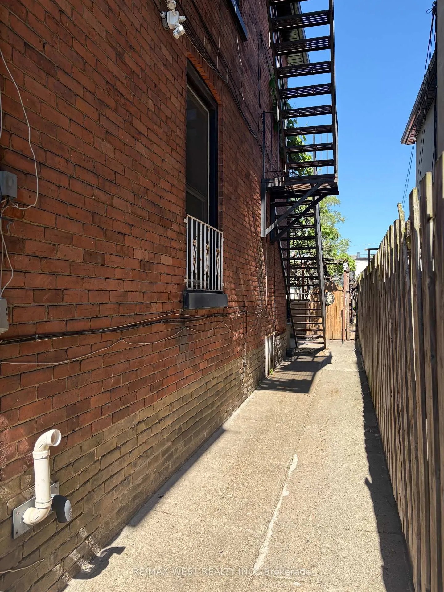 Photo 2 of Unit Basement, 247 Lansdowne Avenue, Toronto, Little Portugal — HOMEH