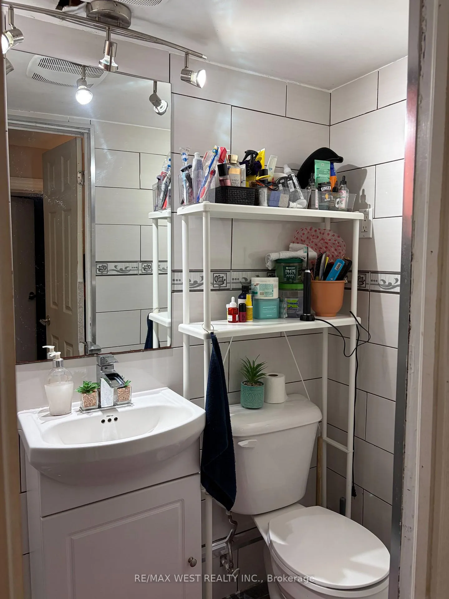 Photo 5 of Unit Basement, 247 Lansdowne Avenue, Toronto, Little Portugal — HOMEH