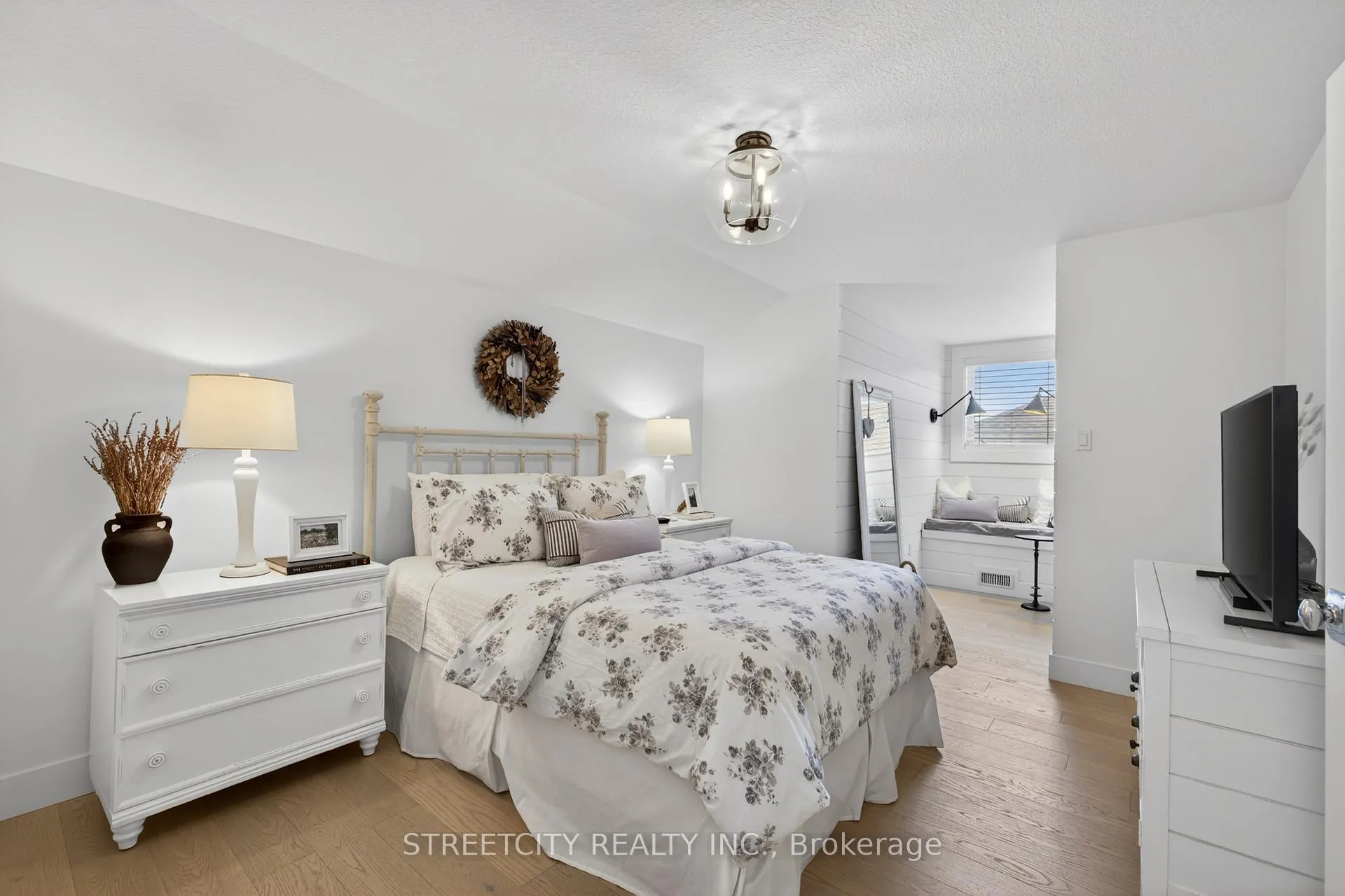 Photo 36 of 3331 Regiment Road, London, South V — HOMEH
