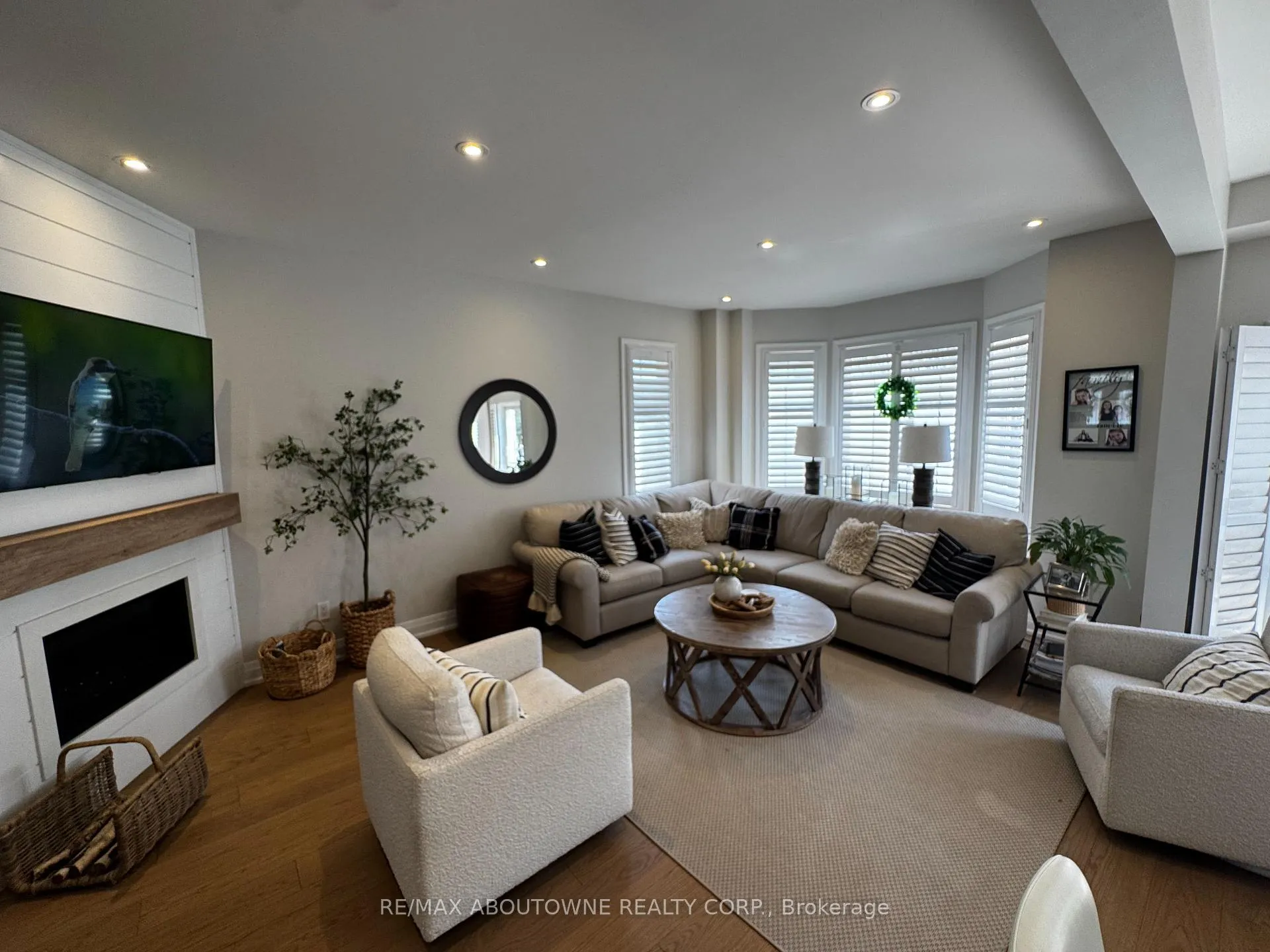 Photo 4 of 85 Earl Stewart Drive, Aurora, Bayview Wellington — HOMEH