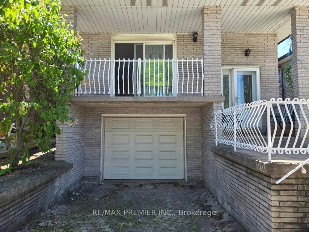Photo 2 of 253 Solomon Crescent, Hamilton, Trenholme — HOMEH