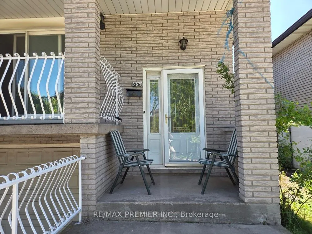 Photo 3 of 253 Solomon Crescent, Hamilton, Trenholme — HOMEH