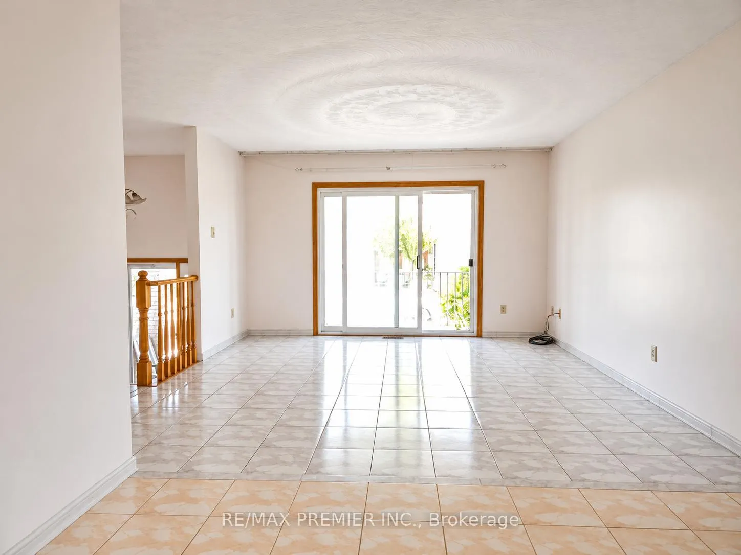 Photo 4 of 253 Solomon Crescent, Hamilton, Trenholme — HOMEH