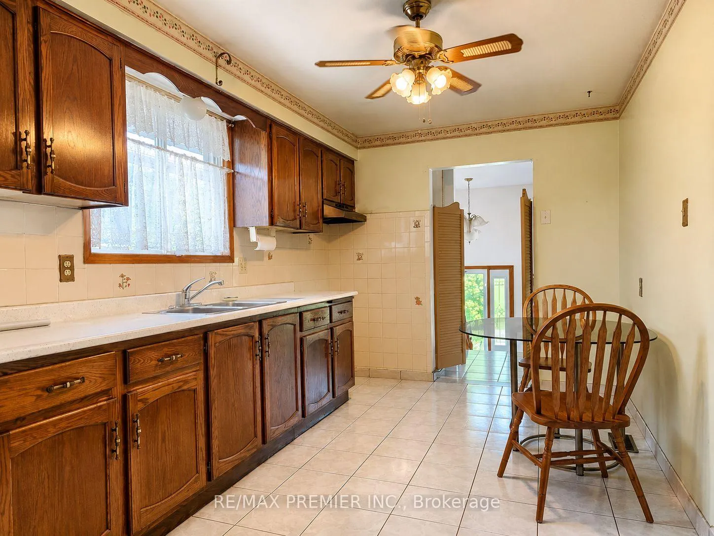 Photo 5 of 253 Solomon Crescent, Hamilton, Trenholme — HOMEH