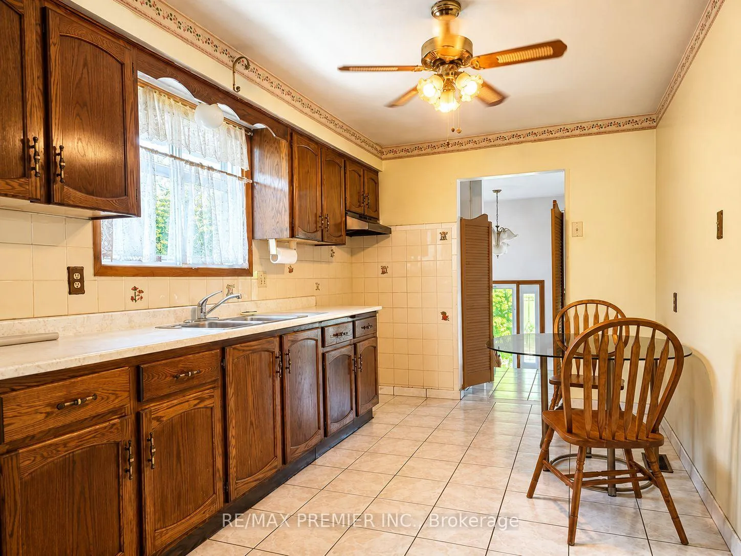Photo 6 of 253 Solomon Crescent, Hamilton, Trenholme — HOMEH