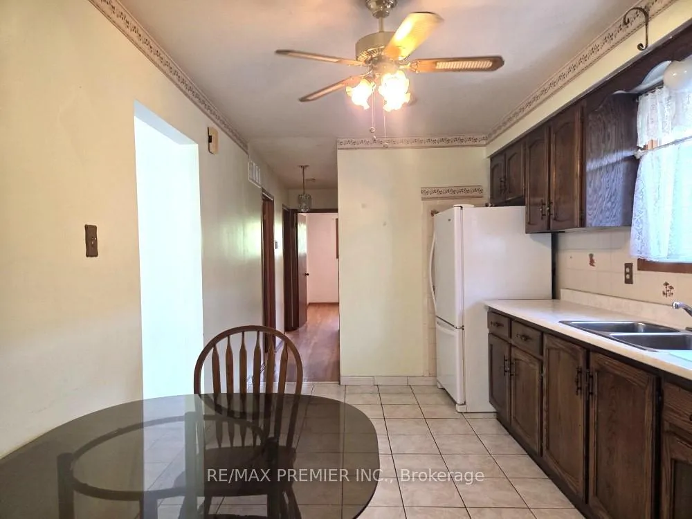 Photo 7 of 253 Solomon Crescent, Hamilton, Trenholme — HOMEH