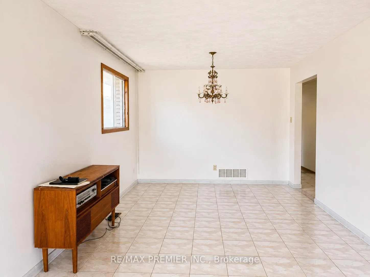 Photo 8 of 253 Solomon Crescent, Hamilton, Trenholme — HOMEH
