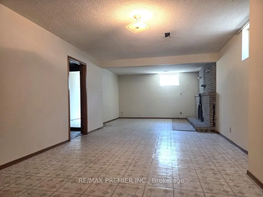 Photo 9 of 253 Solomon Crescent, Hamilton, Trenholme — HOMEH