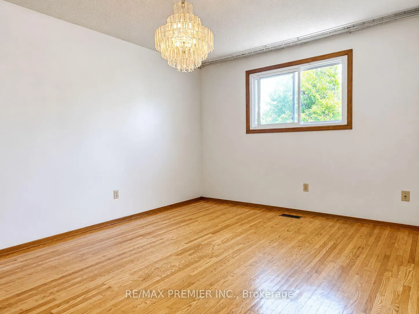 Photo 11 of 253 Solomon Crescent, Hamilton, Trenholme — HOMEH